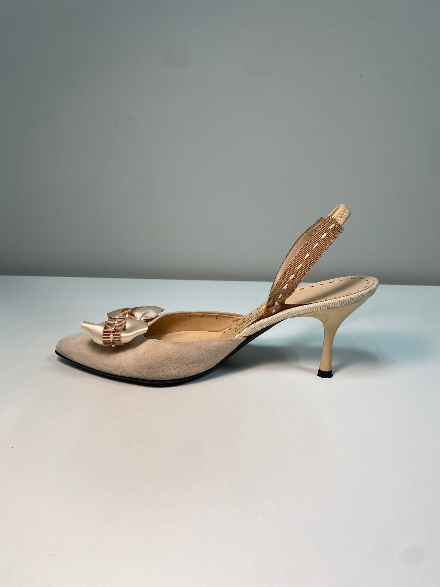 FERRAGAMO beige suede heels (38.5)