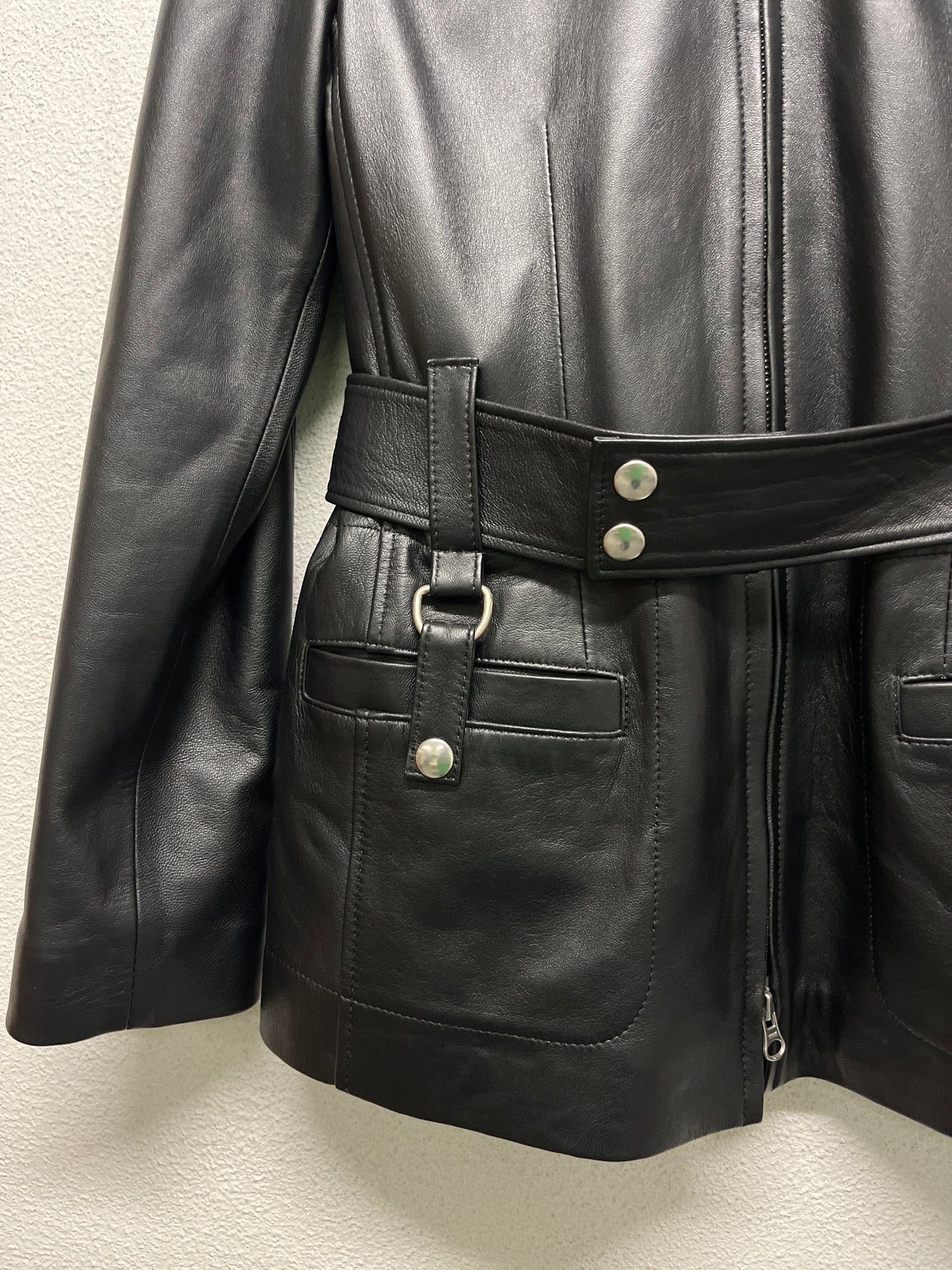 VINTAGE black zipped and belted leather jacket (M)