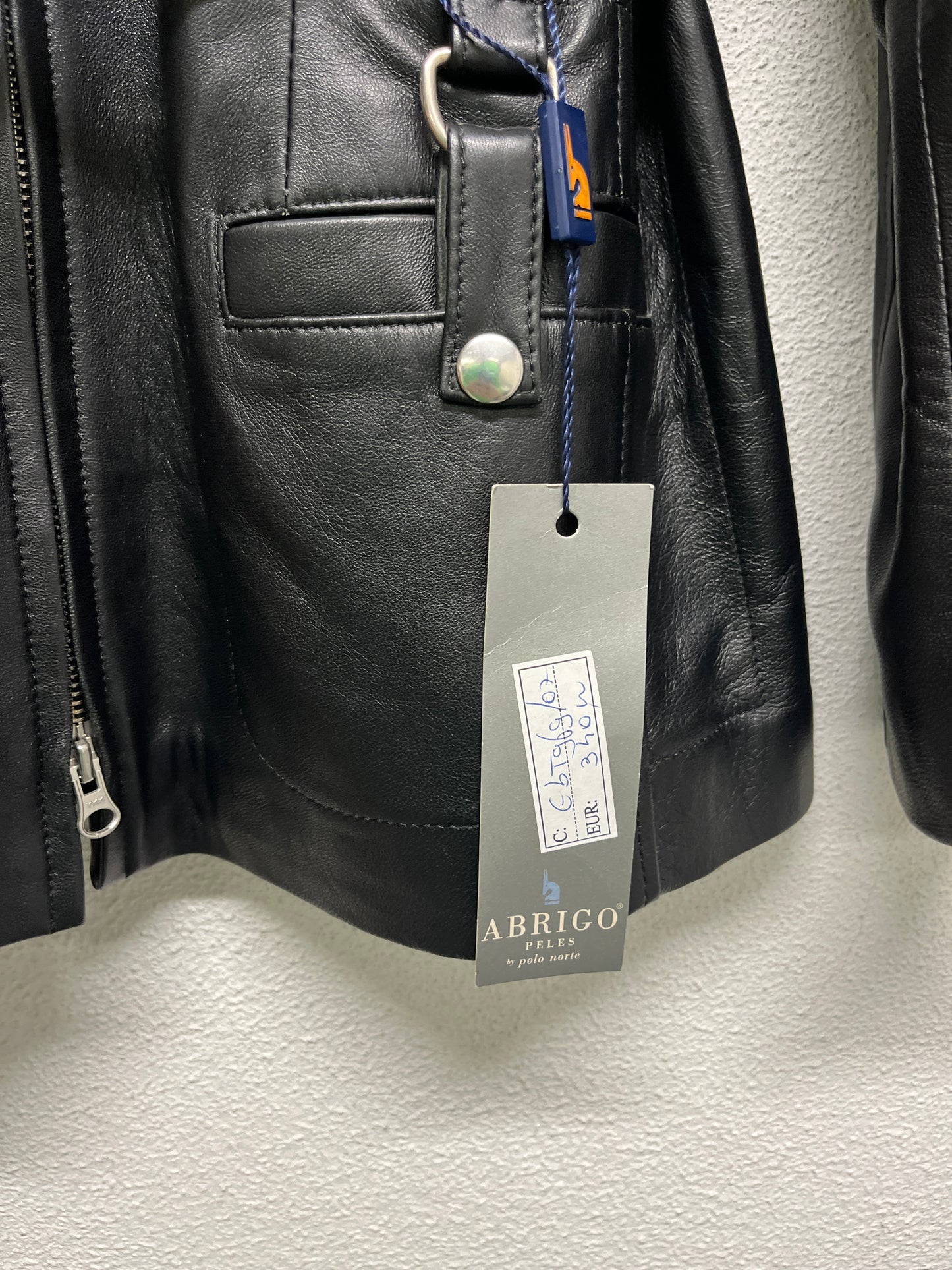 VINTAGE black zipped and belted leather jacket (M)