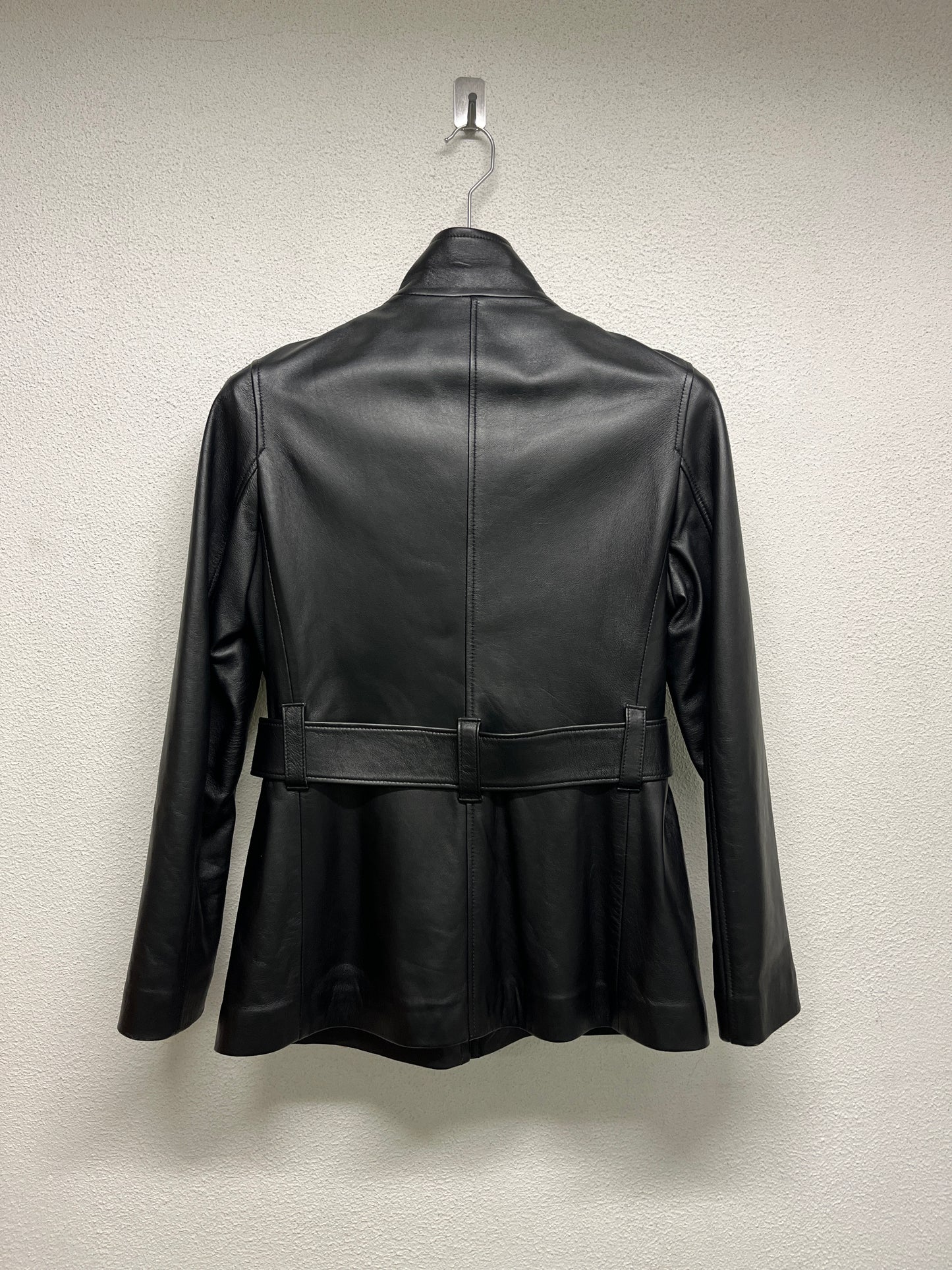 VINTAGE black zipped and belted leather jacket (M)