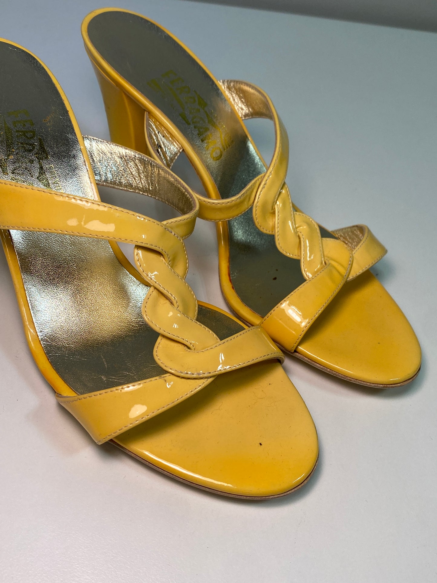 FERRAGAMO yellow leather sandals (38)