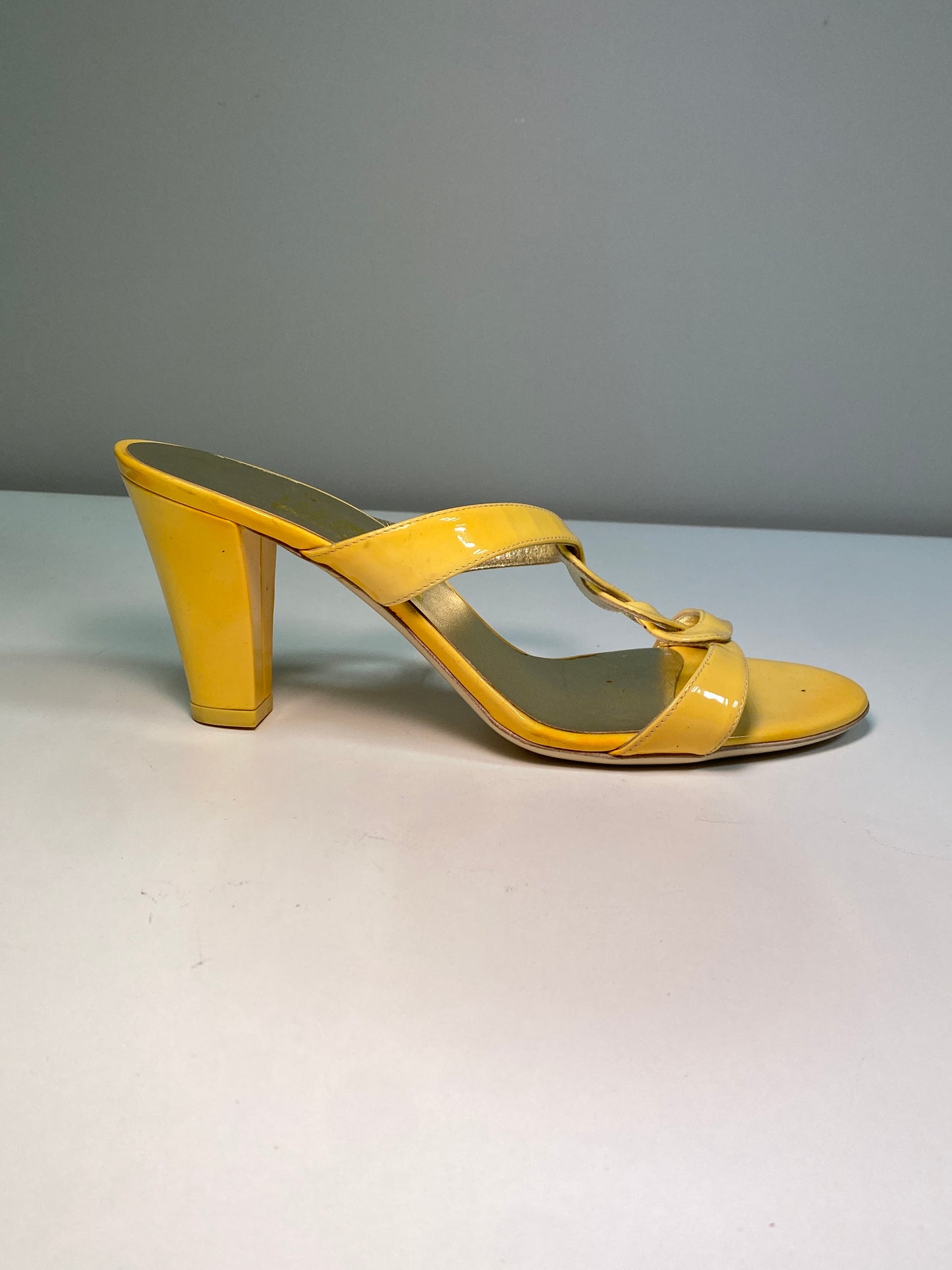 FERRAGAMO yellow leather sandals (38)