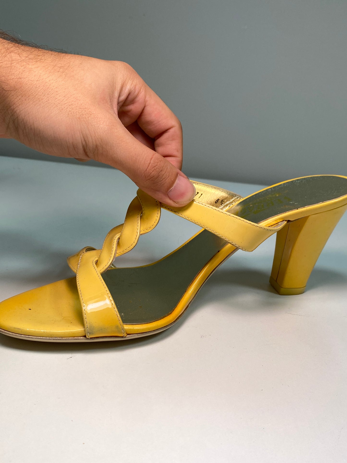 FERRAGAMO yellow leather sandals (38)