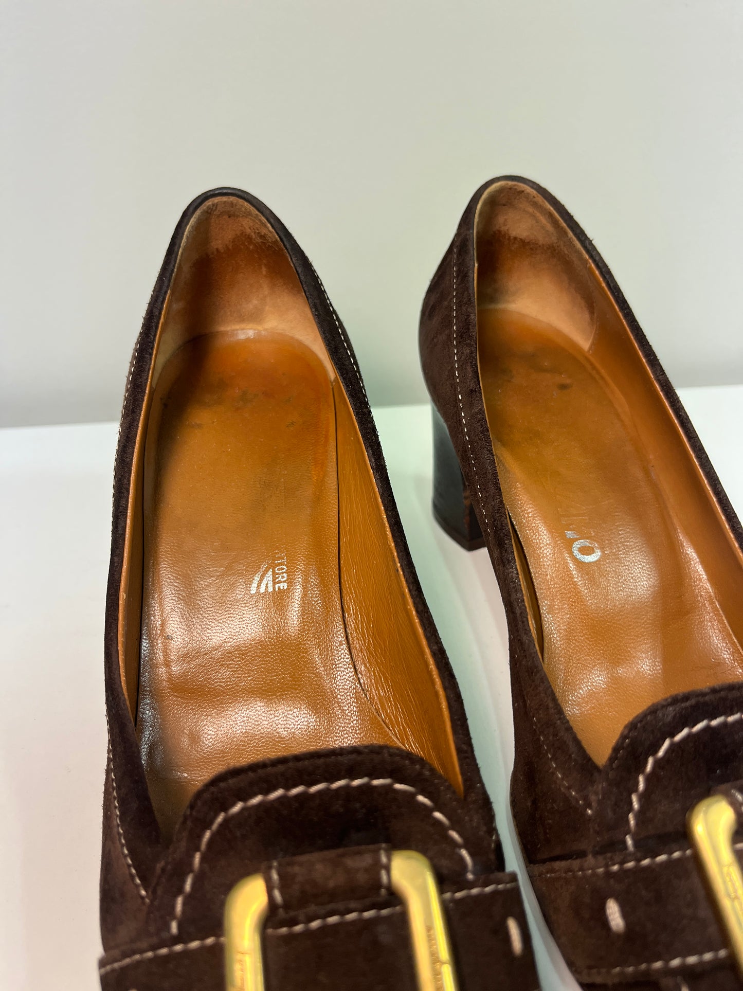 FERRAGAMO brown suede pumps with golden details (38)