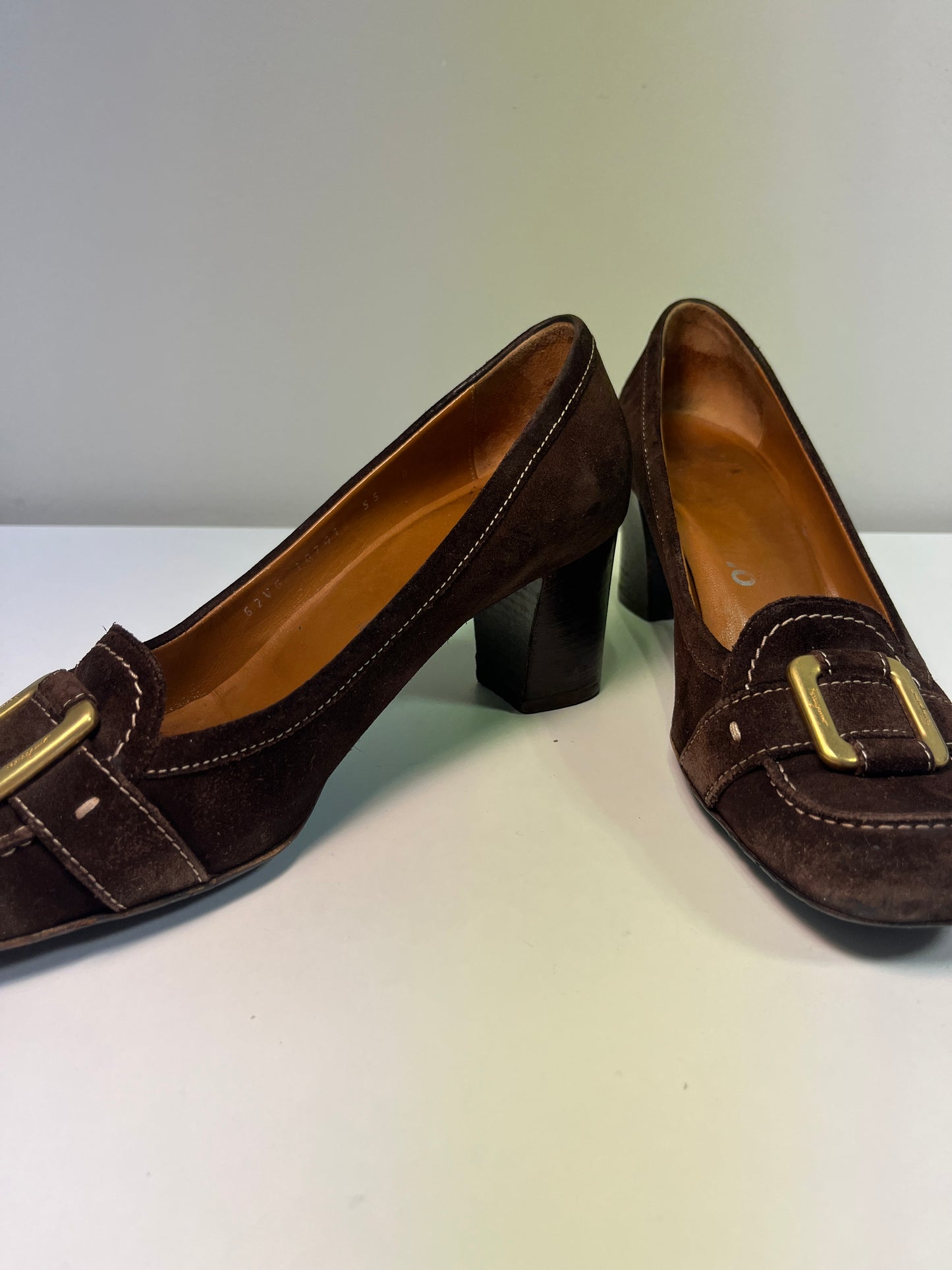 FERRAGAMO brown suede pumps with golden details (38)