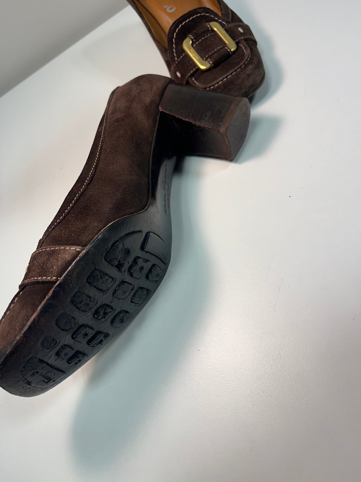 FERRAGAMO brown suede pumps with golden details (38)