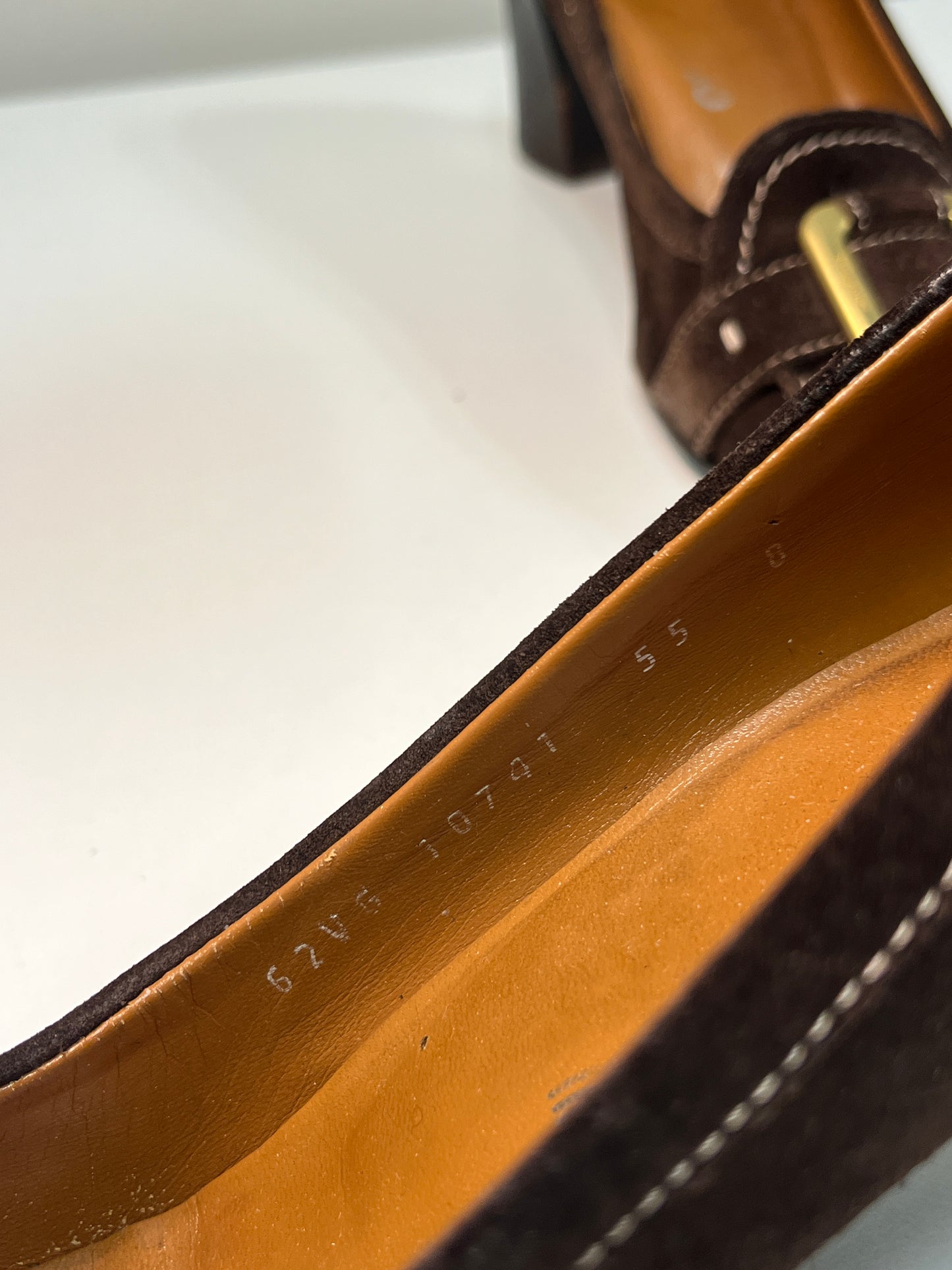 FERRAGAMO brown suede pumps with golden details (38)