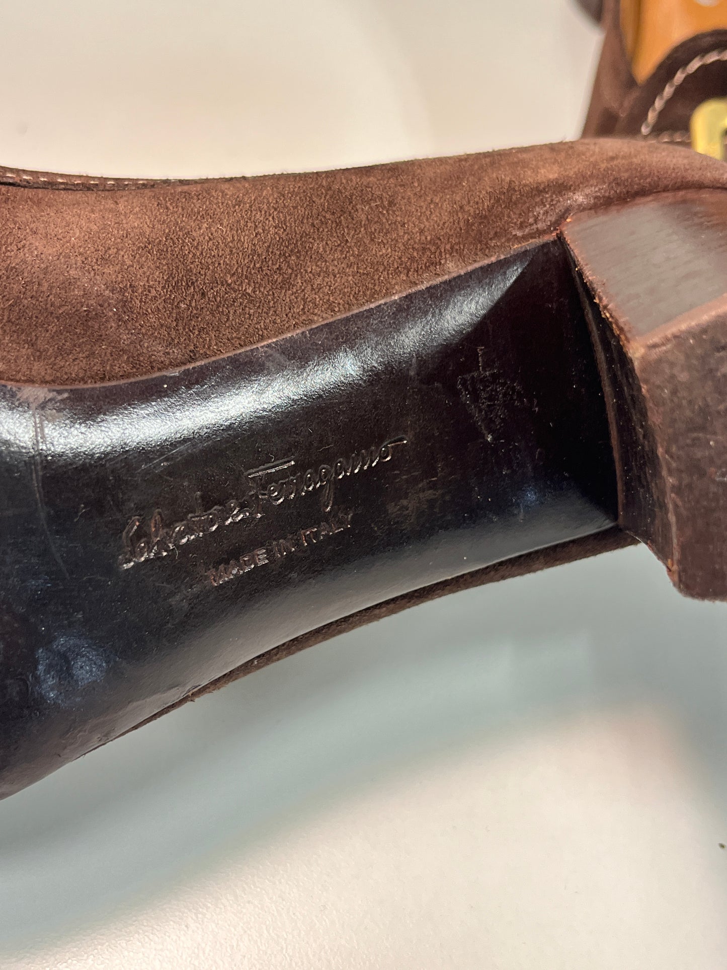 FERRAGAMO brown suede pumps with golden details (38)