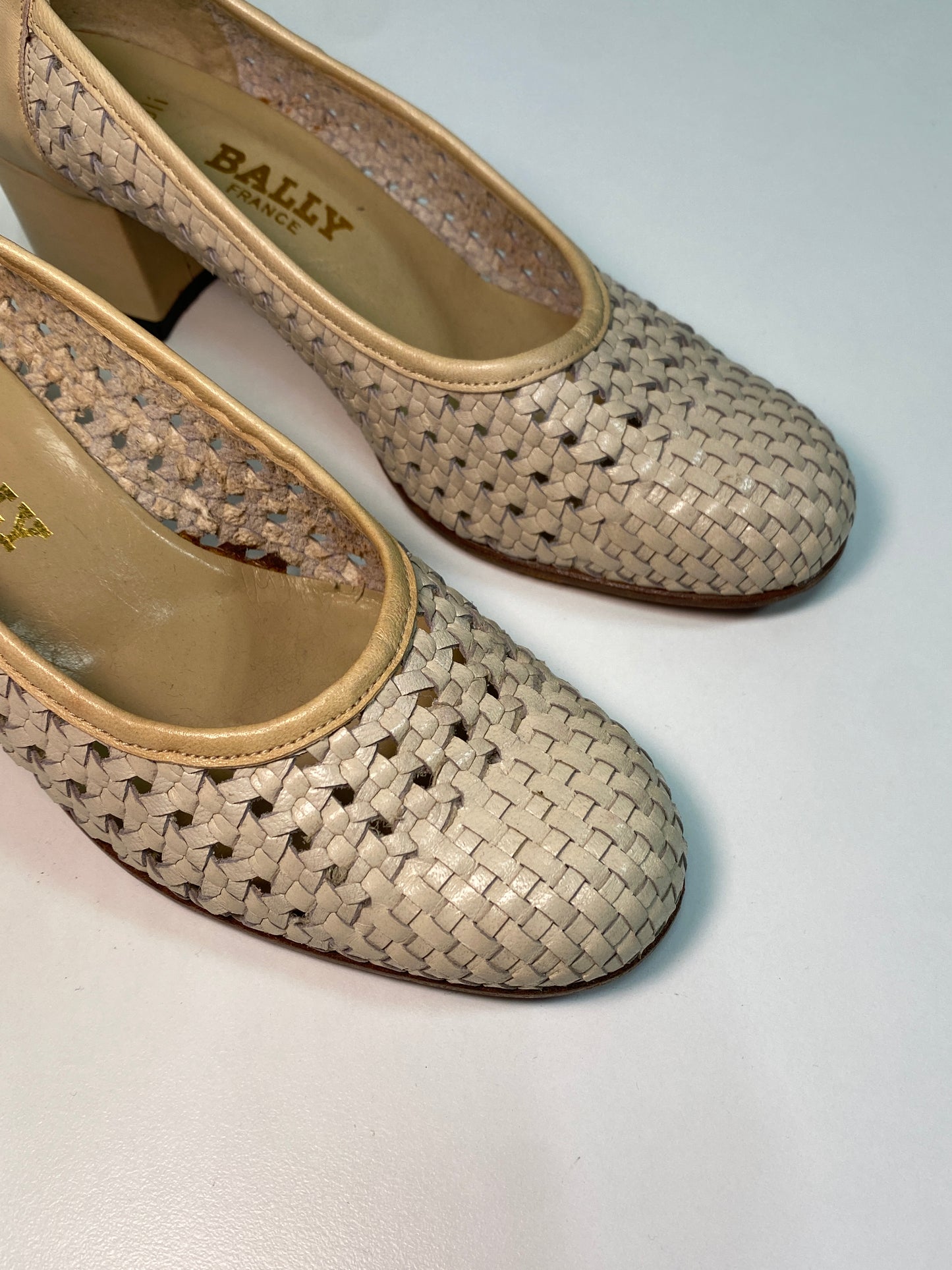 BALLY beige leather pumps (37)