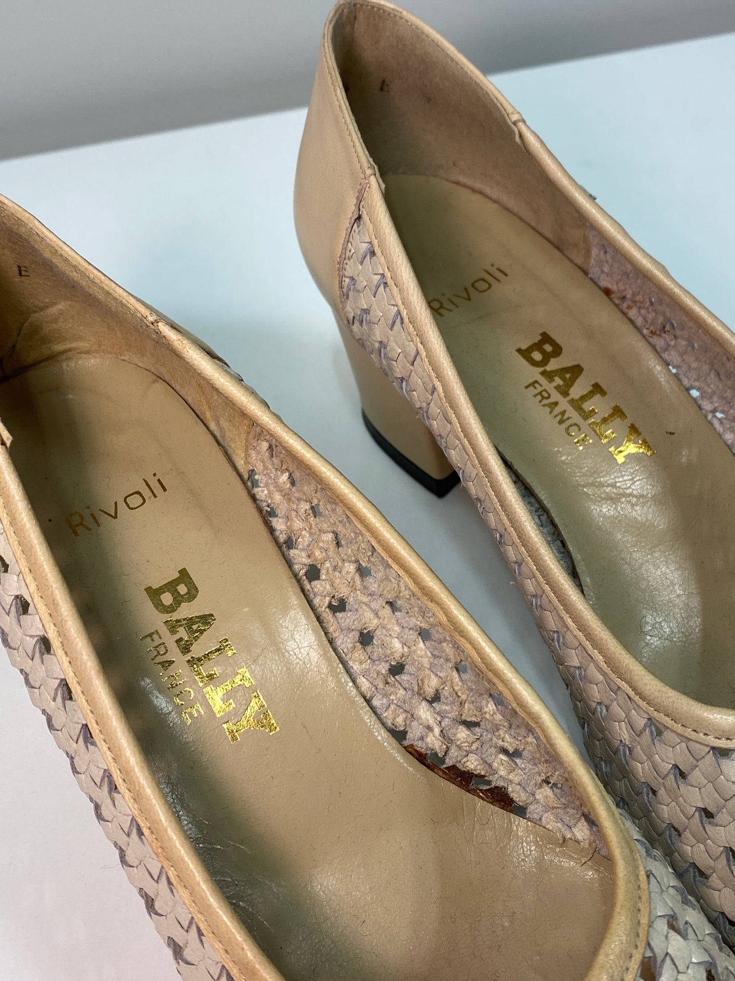 BALLY beige leather pumps (37)