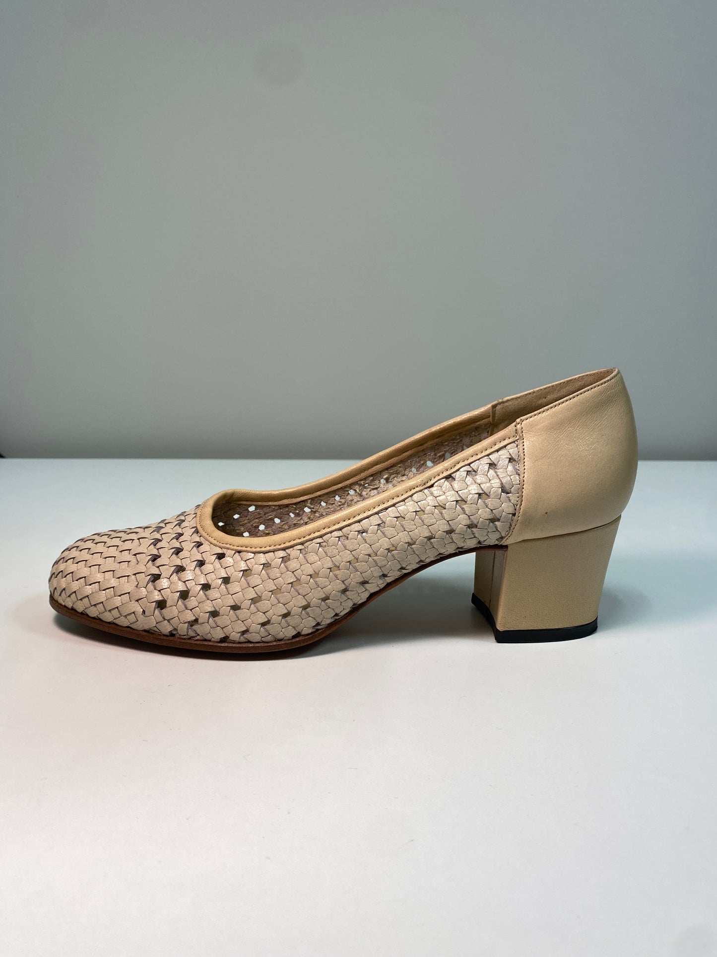 BALLY beige leather pumps (37)