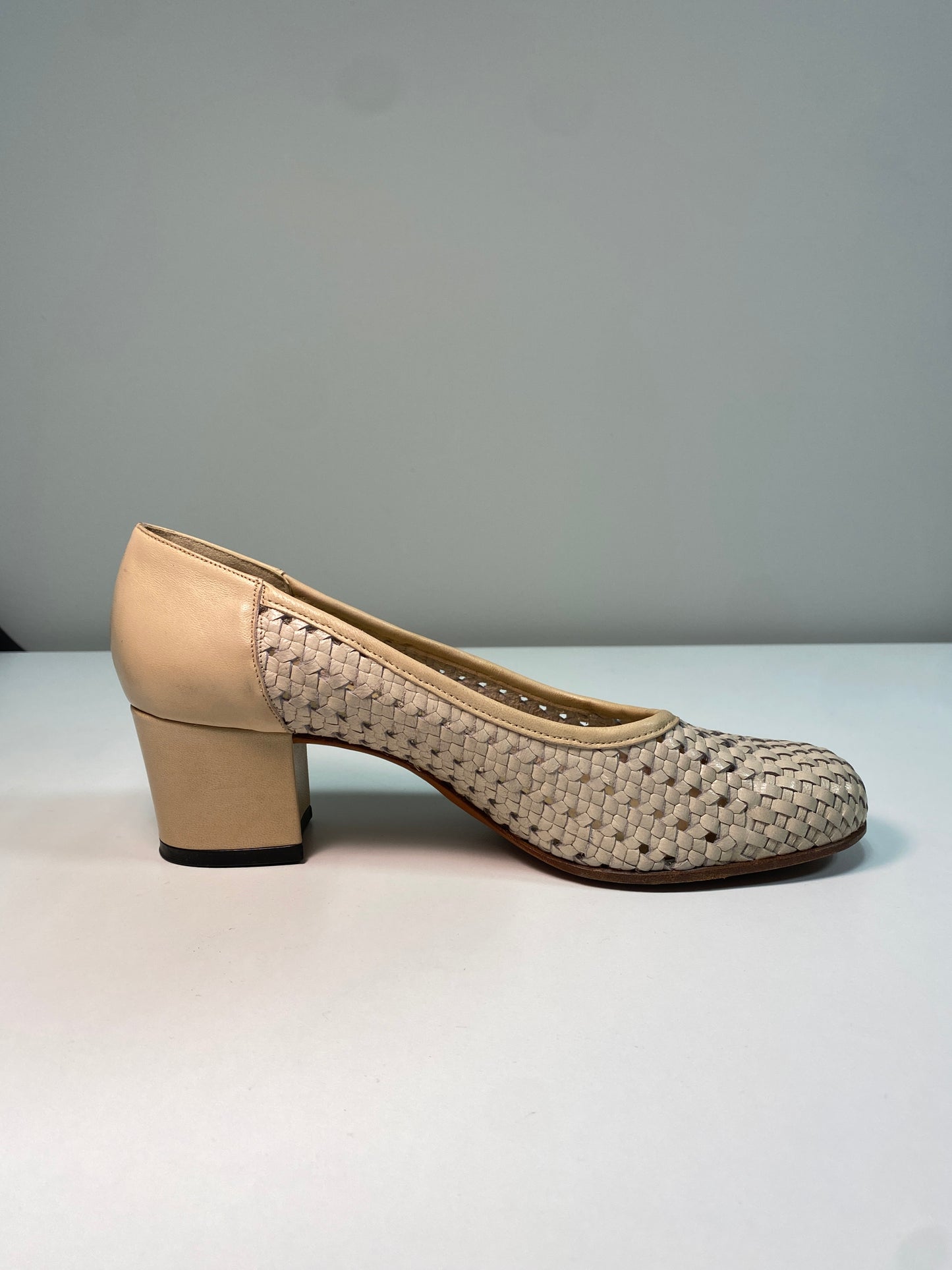 BALLY beige leather pumps (37)