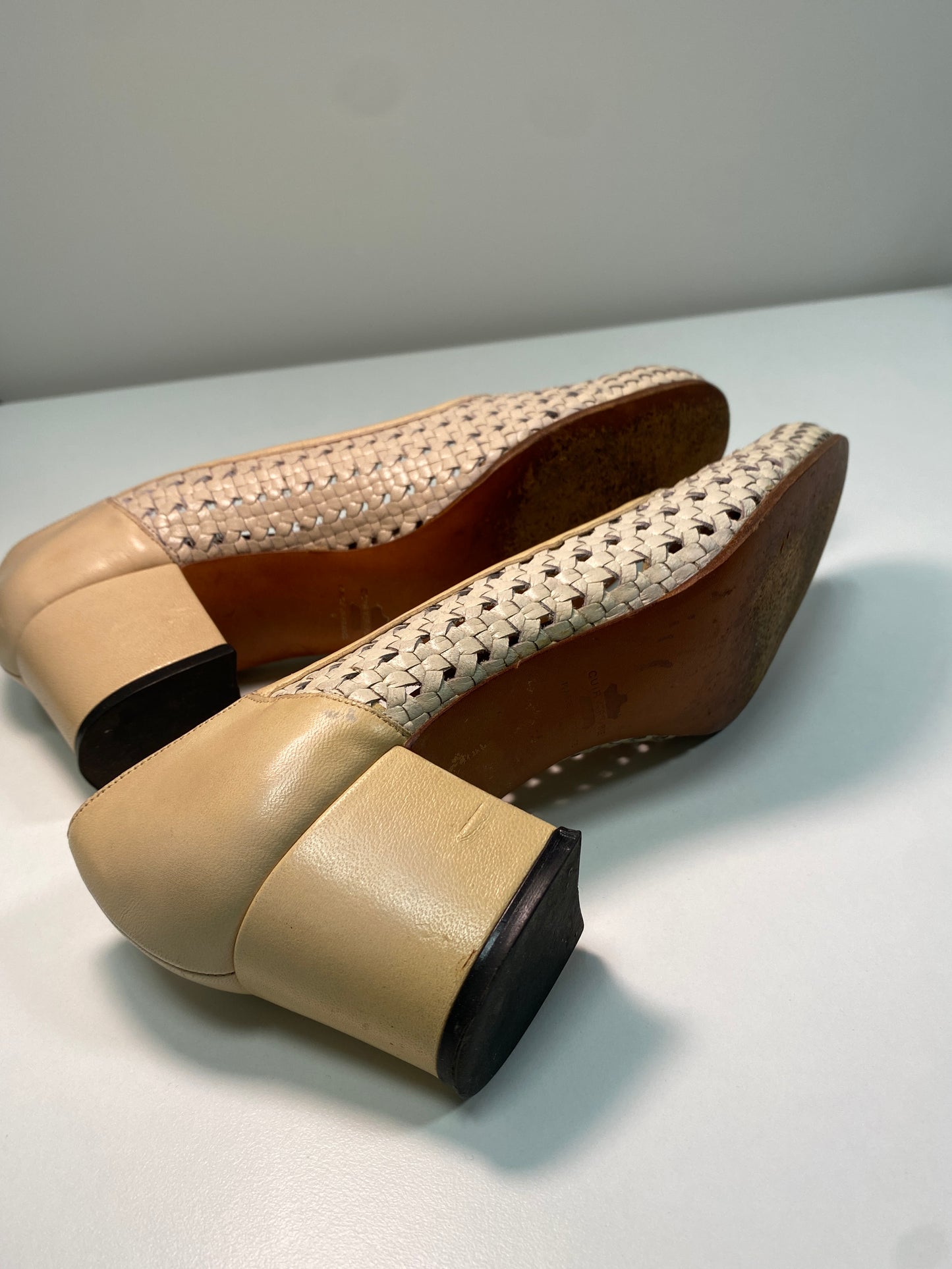 BALLY beige leather pumps (37)