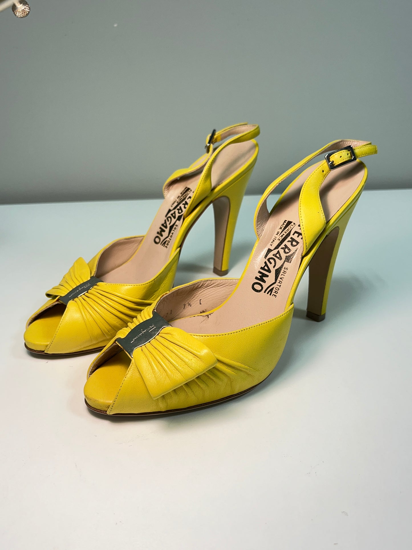 FERRAGAMO yellow leather mary jane heels (7,5/38EU)