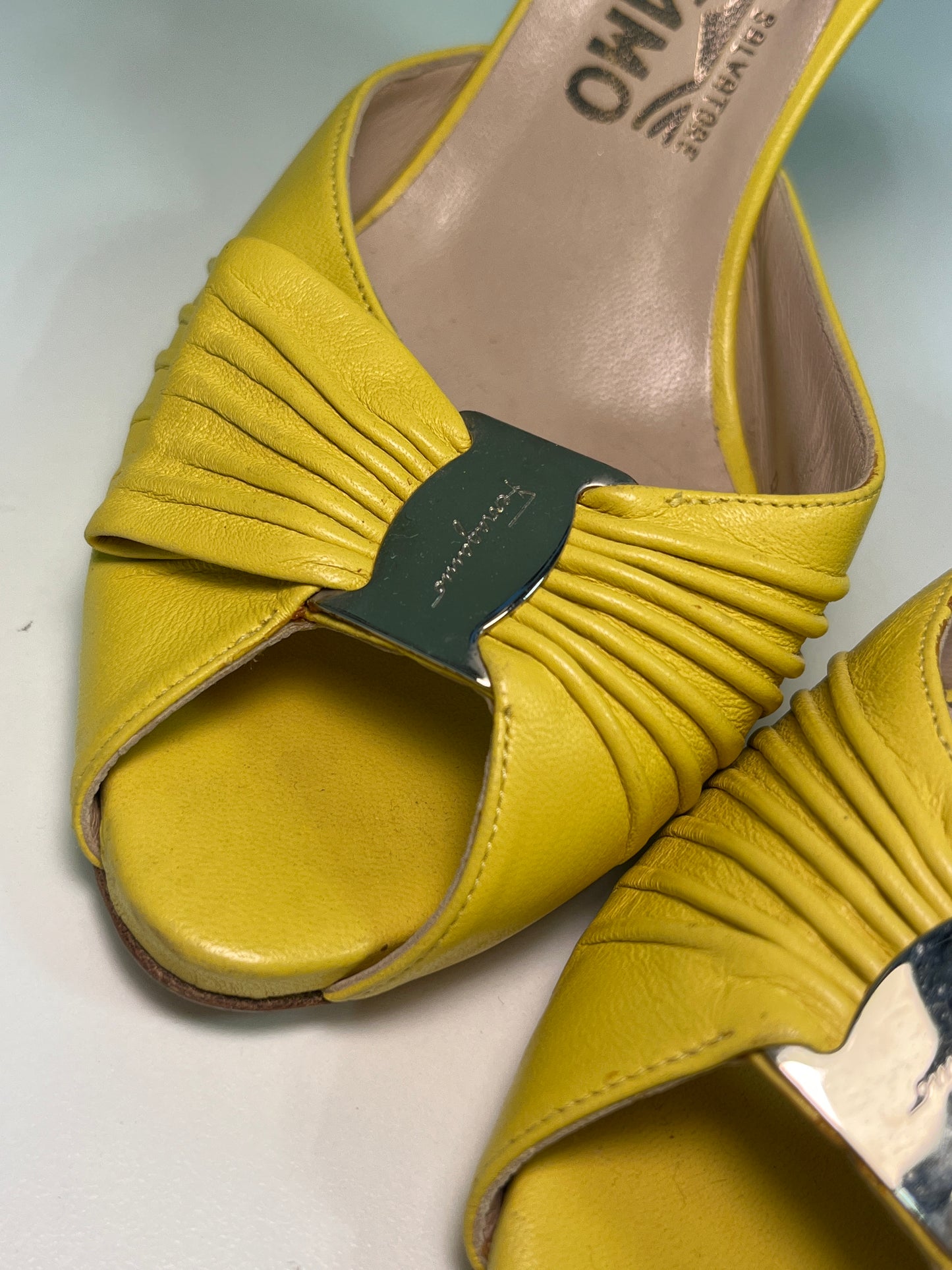 FERRAGAMO yellow leather mary jane heels (7,5/38EU)