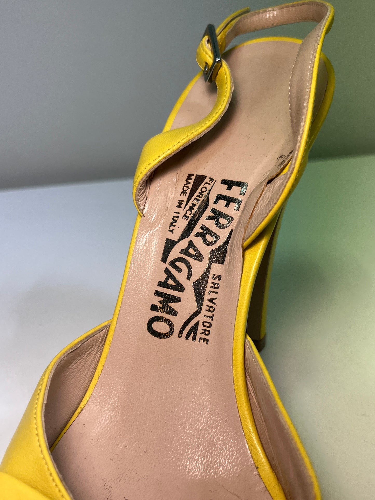 FERRAGAMO yellow leather mary jane heels (7,5/38EU)