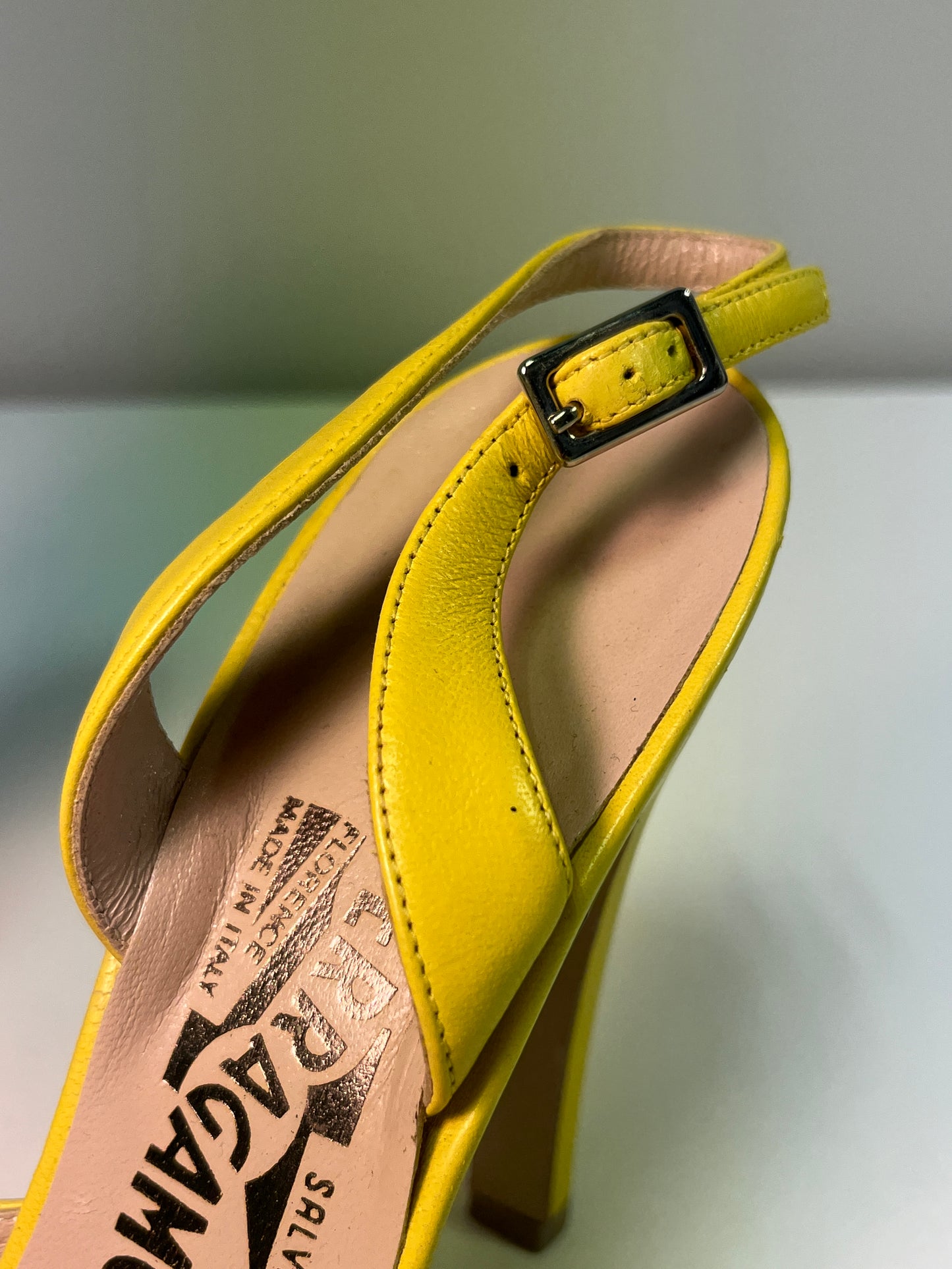 FERRAGAMO yellow leather mary jane heels (7,5/38EU)
