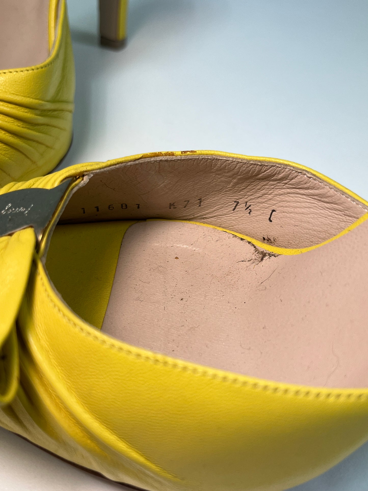FERRAGAMO yellow leather mary jane heels (7,5/38EU)