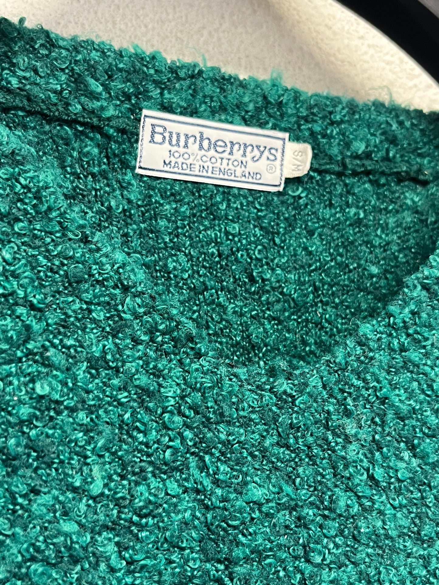 BURBERRY V-neck knit sweater (S/M)