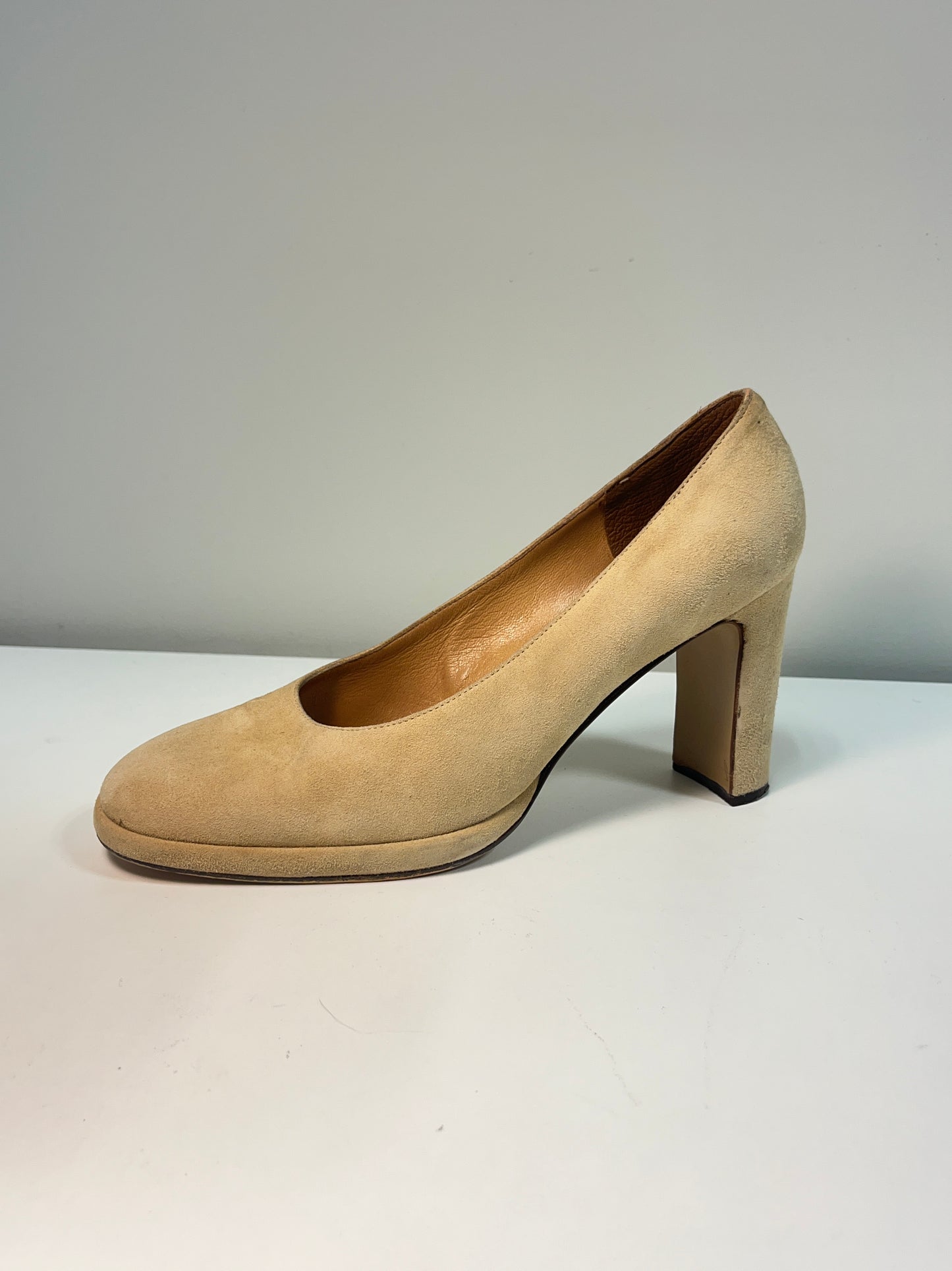 CASADEI beige suede rounded toe classic pumps (40)