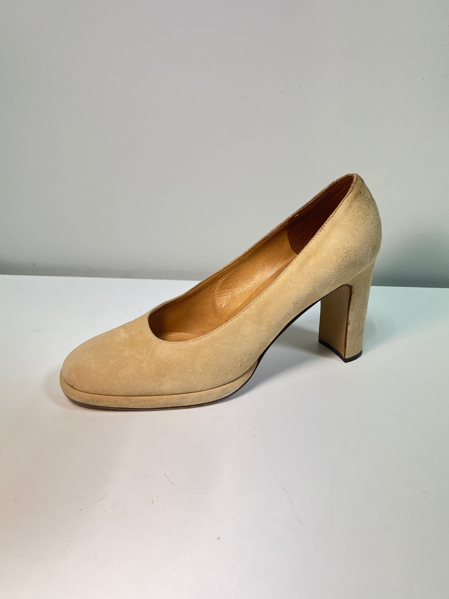 CASADEI beige suede rounded toe classic pumps (40)