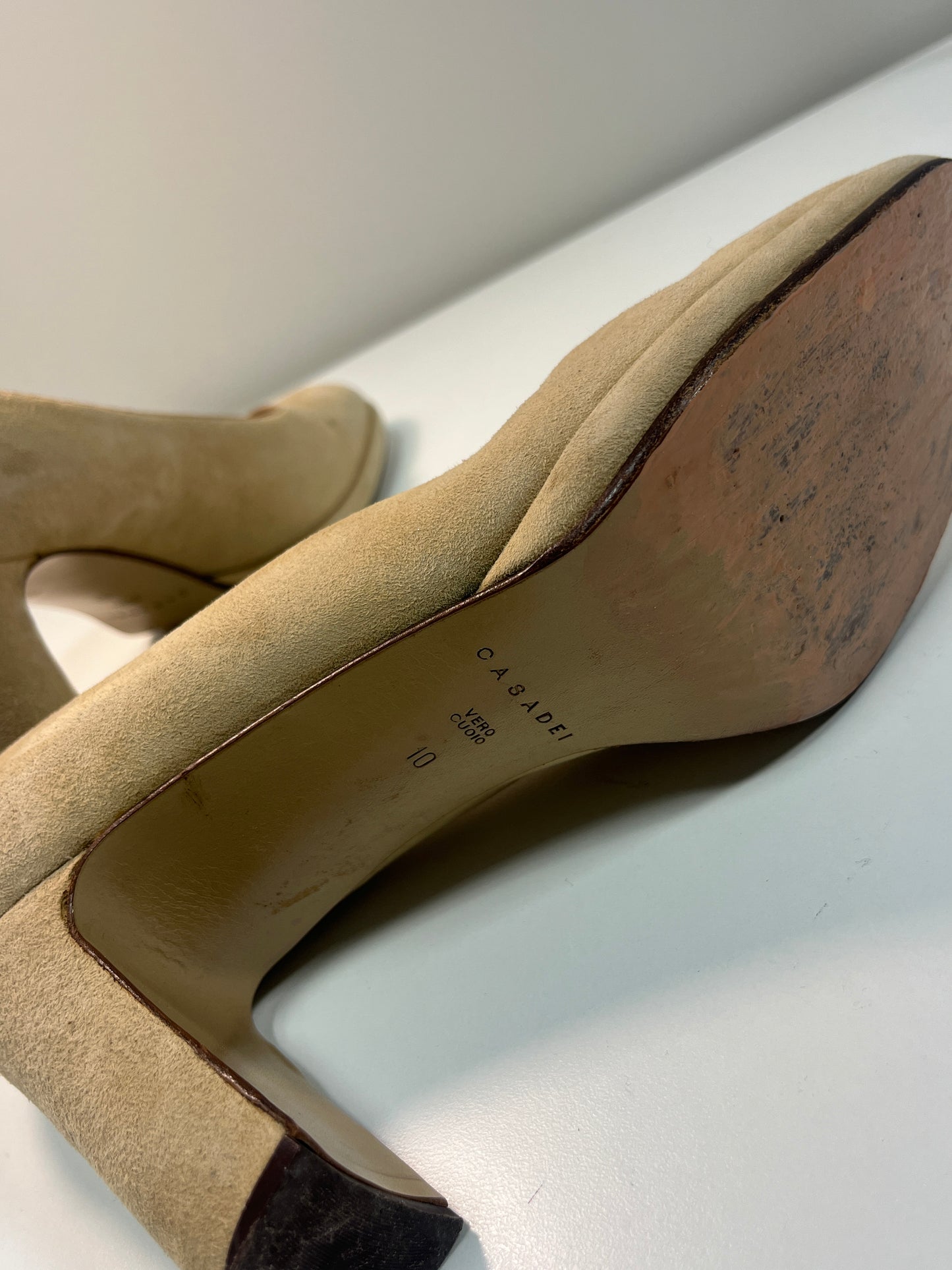 CASADEI beige suede rounded toe classic pumps (40)
